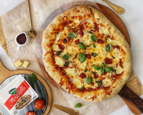 pizza margherita cu margini umplute cu mozzarella