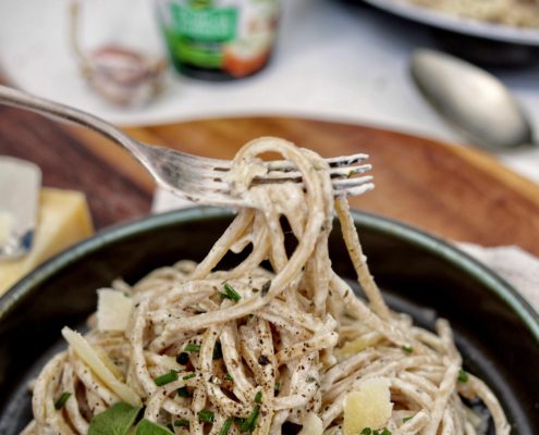 paste alfredo cu sos de cremă de brânză pufoasă Delaco