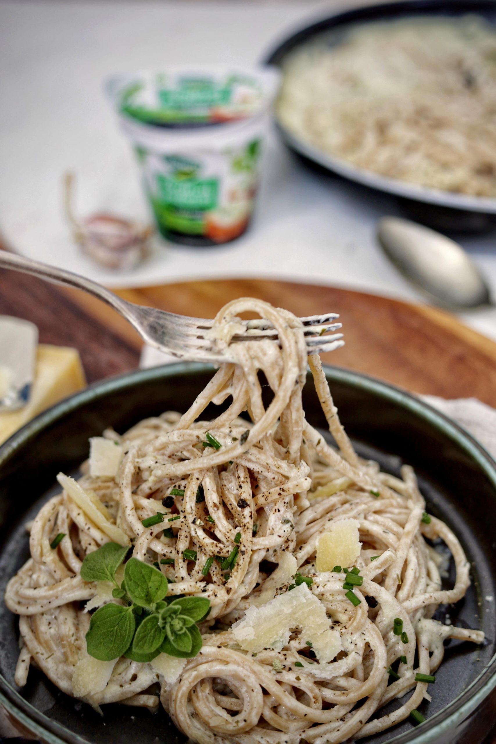 paste alfredo cu sos de cremă de brânză pufoasă Delaco