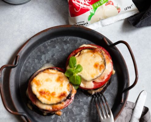 Vinete și roșii cu mozzarella fresca la cuptor