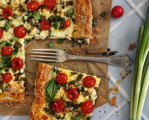 tartă cu telemea de vacă Delaco, roșii și ceapă verde