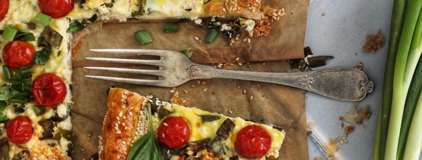 tartă cu telemea de vacă Delaco, roșii și ceapă verde