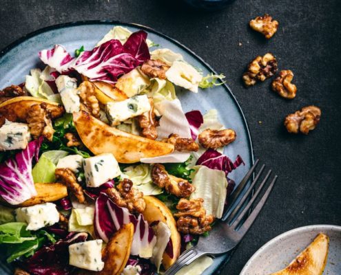 Salată cu gorgonzola Delaco, pere coapte și nuci caramelizate