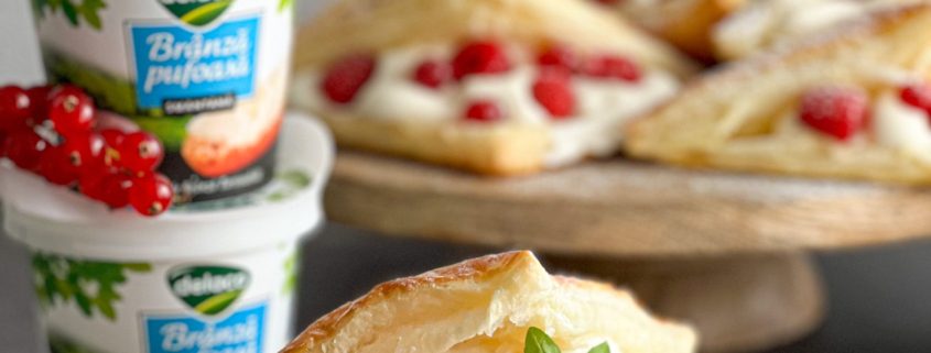 pachețele cu brânză pufoasă Delaco și fructe