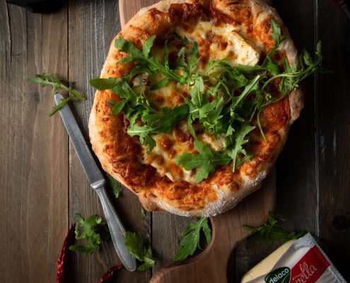 Prosciutto pizza cu aluat fără frământare Delaco