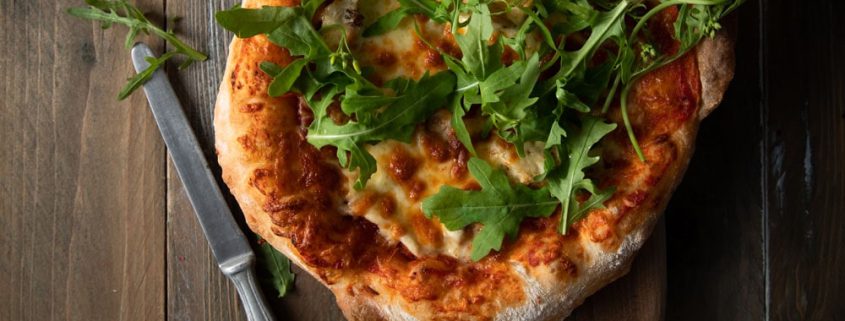 Prosciutto pizza cu aluat fără frământare Delaco