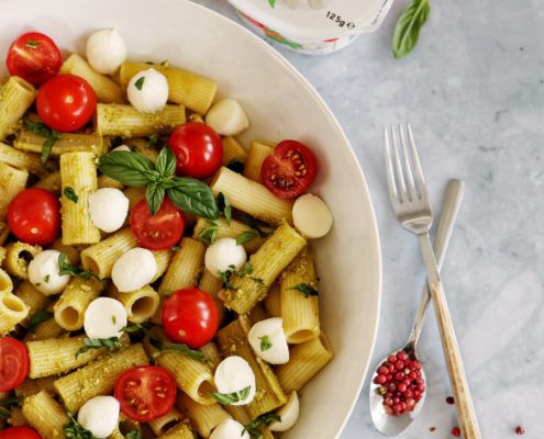 salată de paste rigatoni cu pesto și mozzarella fresca mini