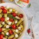 salată de paste rigatoni cu pesto și mozzarella fresca mini
