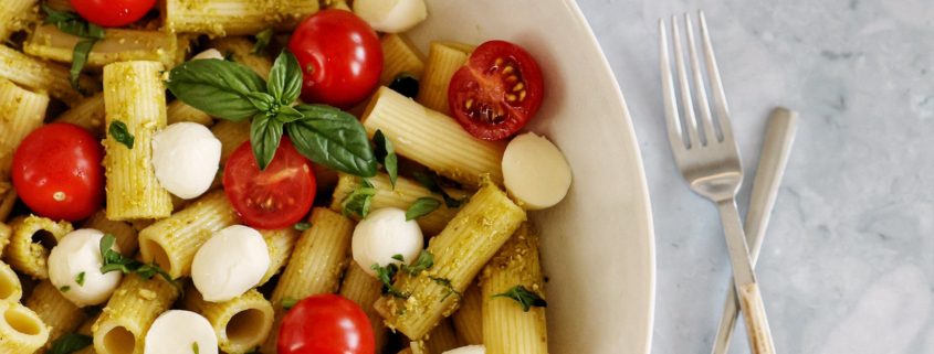 salată de paste rigatoni cu pesto și mozzarella fresca mini