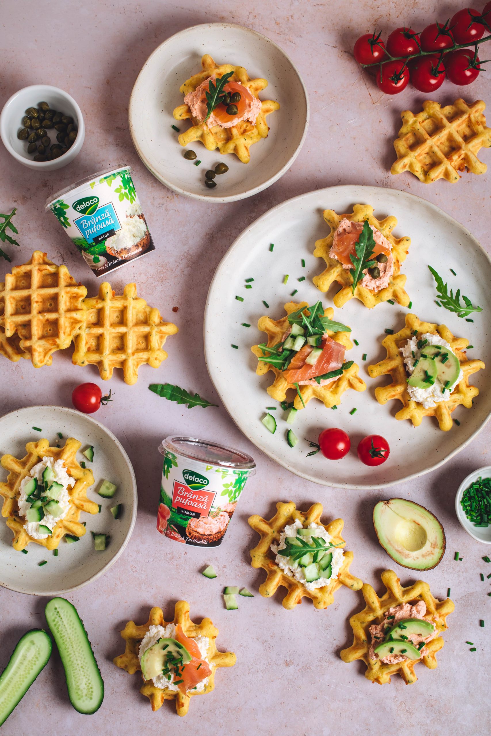 waffles sărate cu topping de brânză pufoasă