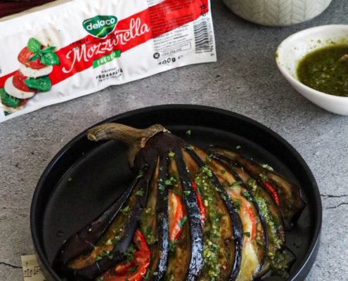 vânătă umplută cu mozzarella fresca, roșii și pesto