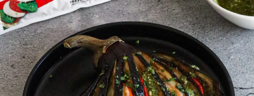 vânătă umplută cu mozzarella fresca, roșii și pesto