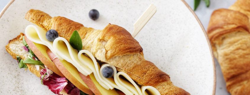 sendvis cu cascaval DeSenvis, mere și struguri