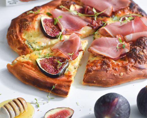 pizza cu smochine, blue cheese, prosciutto și mozzarella Delaco