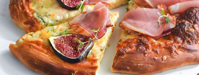 pizza cu smochine, blue cheese, prosciutto și mozzarella Delaco