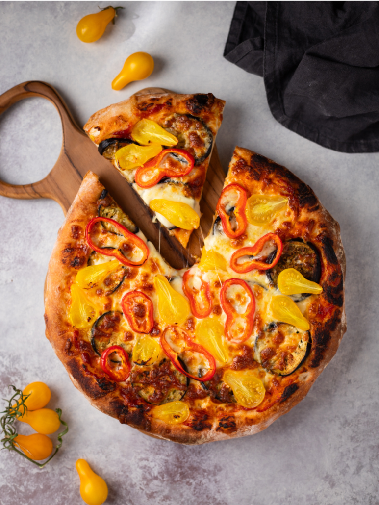 Pizza cu mozzarella delaco, ardei, zucchini