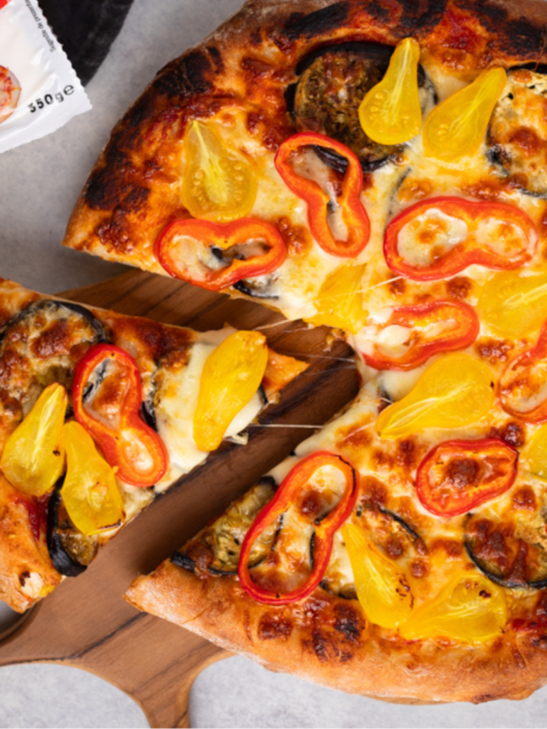 Pizza cu mozzarella gourmet zucchini ardei rosii 1