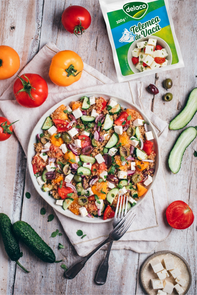 rețetă de salată cu quinoa, telemea și legume