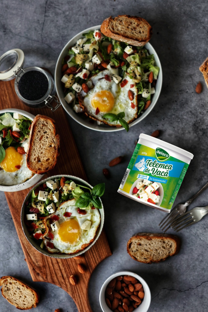 salată lyonnaise cu mic de salată, bacon, migdale și ou prăjit