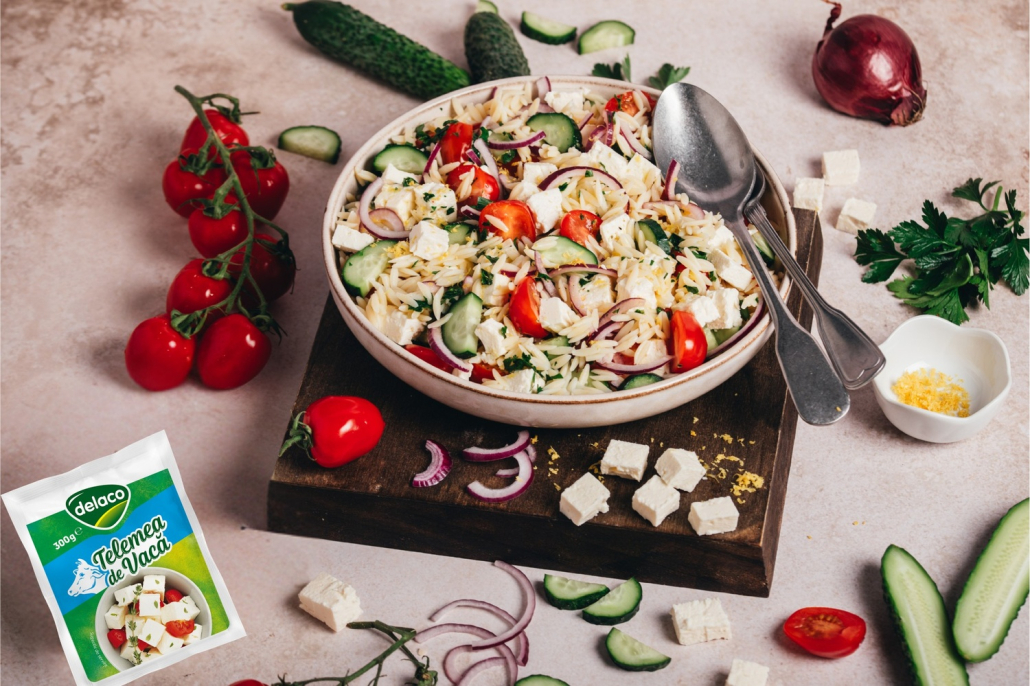 salata cu paste orzo cu roșii, castraveți și telemea Delaco