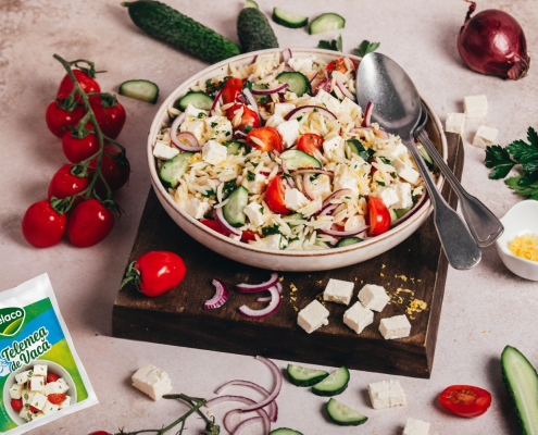 salata cu paste orzo cu roșii, castraveți și telemea Delaco