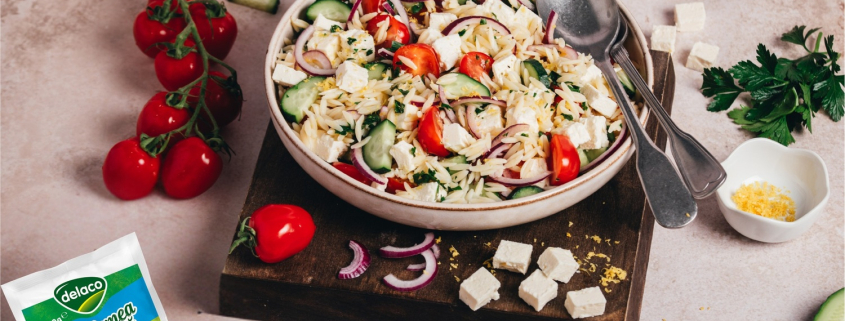 salata cu paste orzo cu roșii, castraveți și telemea Delaco