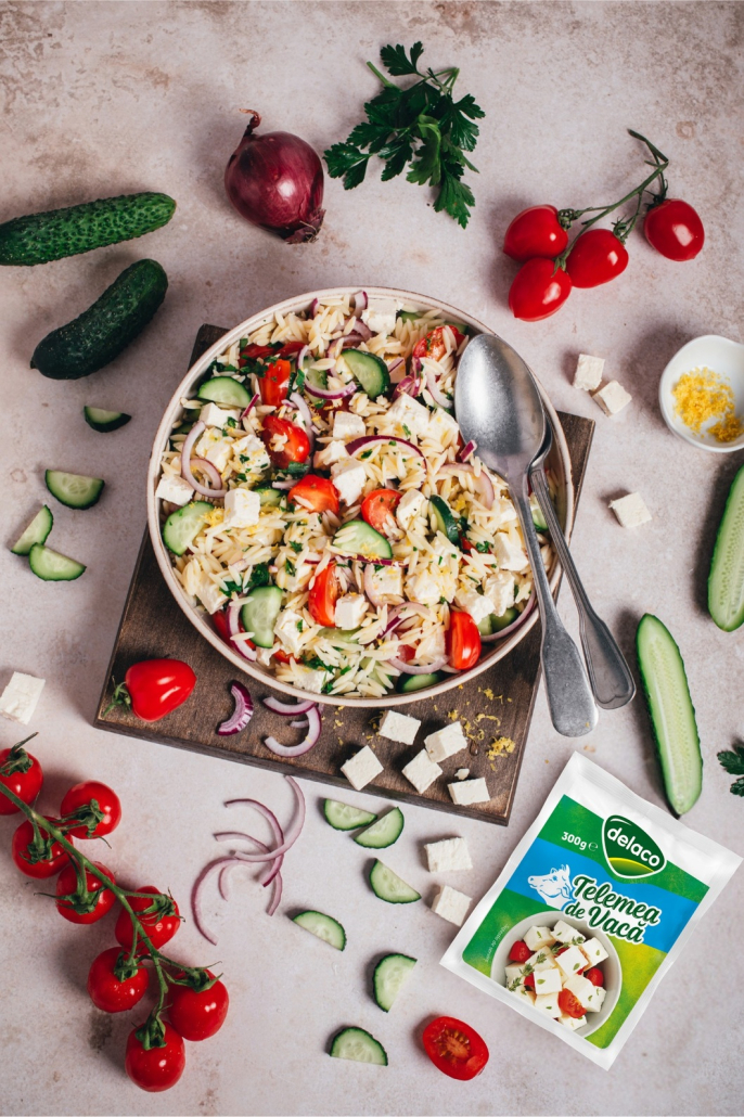 rețetă de salată orzo cu legume și brânză telemea
