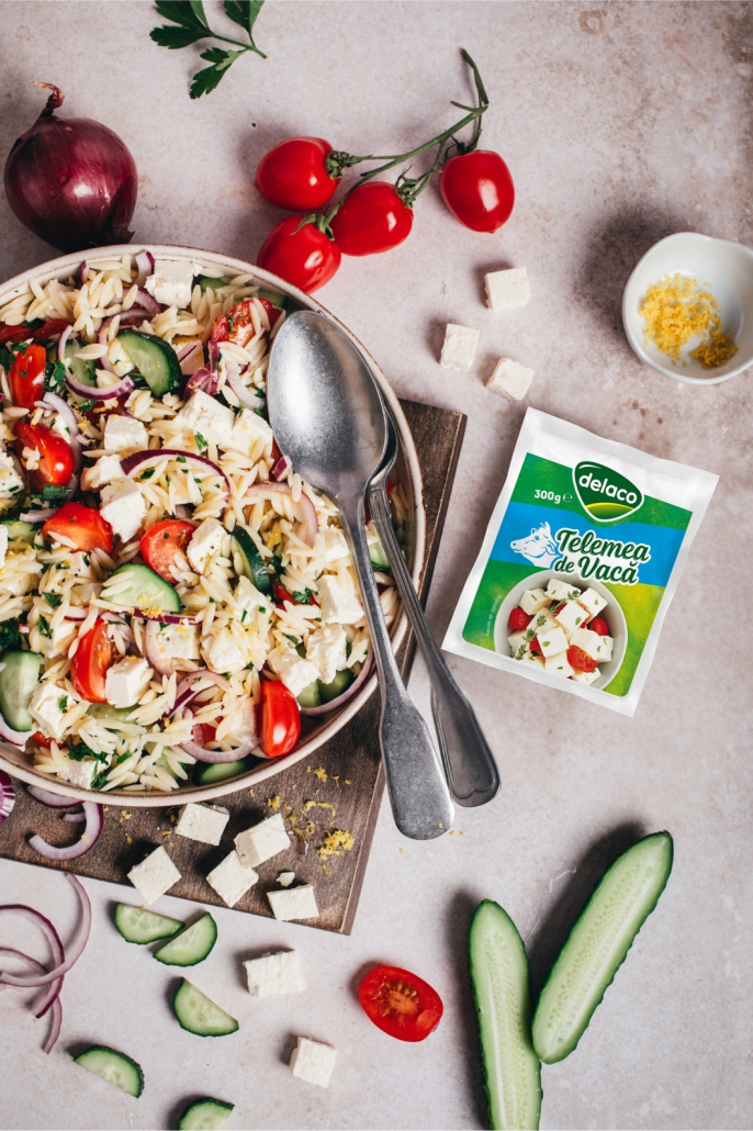 salată de vară cu paste orzo, legume și telemea Delaco