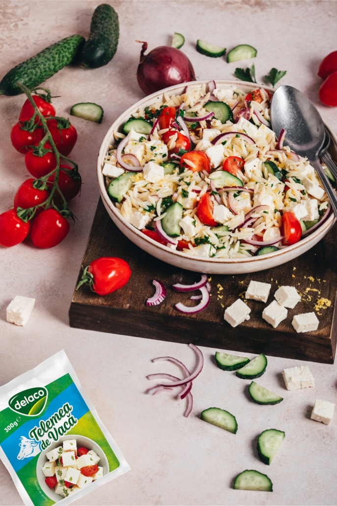 salată orzo cu legume și telemea de vacă Delaco