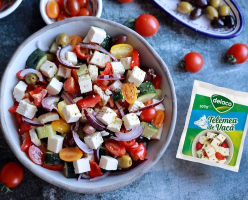 salată greceasca cu telemea si pui