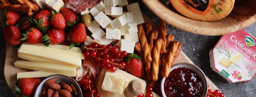 Platou aperitiv cu branzeturi Delaco Brie, Sofia, Camembert, Cașcaval Afumat Delaco, Grand Blue