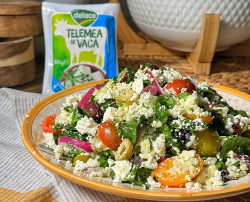 Salata cu cuscus, telemea de vaca Delaco, spanac proaspat, rosii cherry, masline si ceapa rosie – salata satioasa si plina de vitamine.