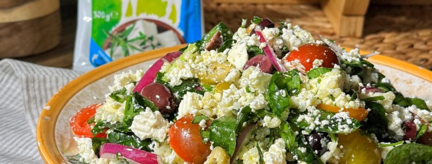 Salata cu cuscus, telemea de vaca Delaco, spanac proaspat, rosii cherry, masline si ceapa rosie – salata satioasa si plina de vitamine.