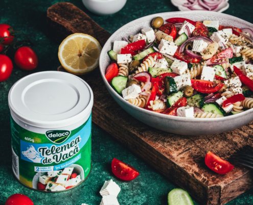 Salată de paste în stil grecesc cu telemea Delaco , roșii cherry și măsline