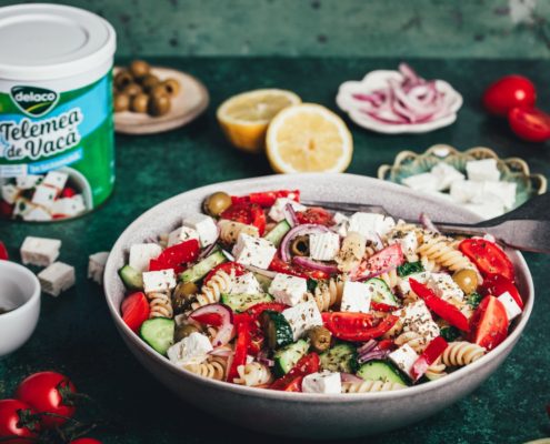 Salată de paste în stil grecesc cu telemea Delaco, roșii cherry și măsline