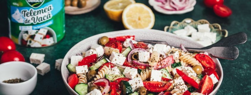 Salată de paste în stil grecesc cu telemea Delaco, roșii cherry și măsline