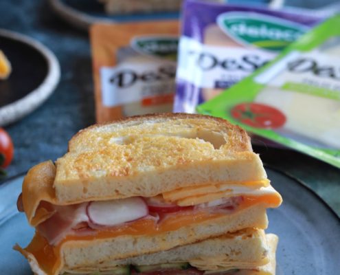 Sandwich cu omletă, cheddar DeSenviș, bacon crocant și ridichi – idee delicioasă de mic dejun cu brânzeturi