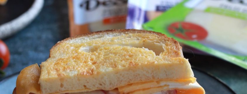 Sandwich cu omletă, cheddar DeSenviș, bacon crocant și ridichi – idee delicioasă de mic dejun cu brânzeturi