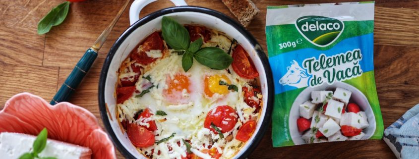 Mic dejun cu ochiuri la cuptor, roșii și telemea de vaca Delaco- varianta sanatoasa de ochiuri