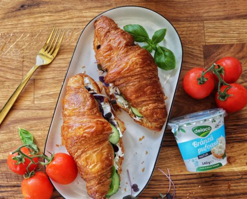 Croissant sandwich cu cremă de Brânză Pufoasă Delaco, castraveți proaspeți și microplante – mic dejun rapid și elegant.