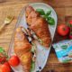 Croissant sandwich cu cremă de Brânză Pufoasă Delaco, castraveți proaspeți și microplante – mic dejun rapid și elegant.