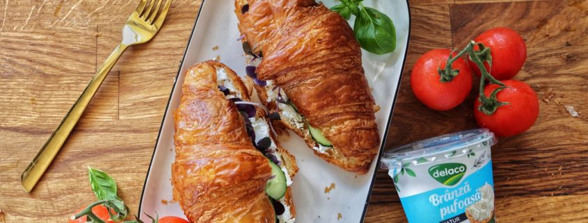 Croissant sandwich cu cremă de Brânză Pufoasă Delaco, castraveți proaspeți și microplante – mic dejun rapid și elegant.