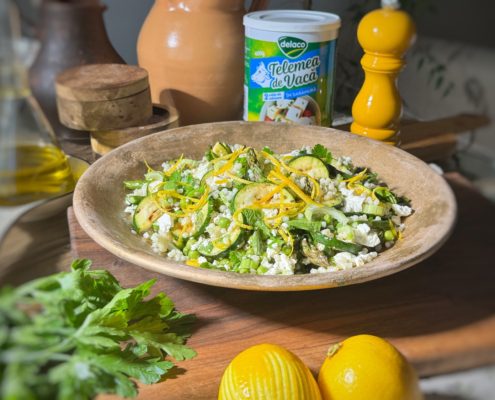 Salata verde de vară cu sparanghel, dovlecei, mazare, cuscus si telemea de vaca Delaco- gata in doar 15 minute.