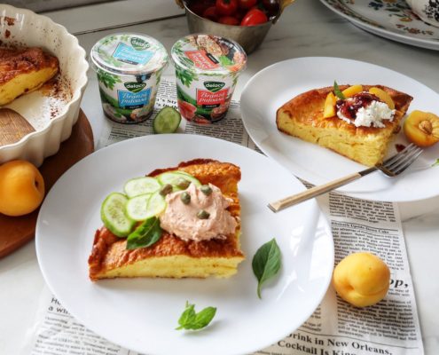 Clătită Dutch Baby cu topping de Brânză Pufoasă natur, dulceață de zmeură și caise sau cu Brânză Pufoasa cu somon, castraveți și capere