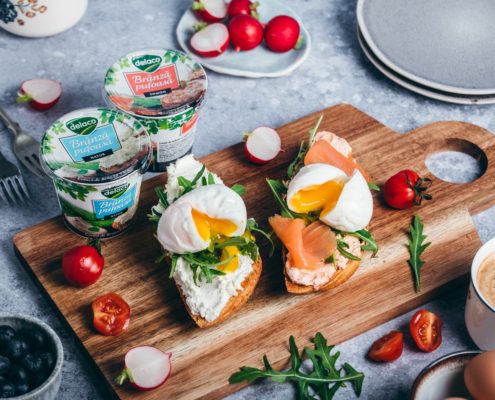 sandwich-uri cu ou posat si Branza Pufoasa Delaco pentru un mic dejun rapid, proteic și delicios