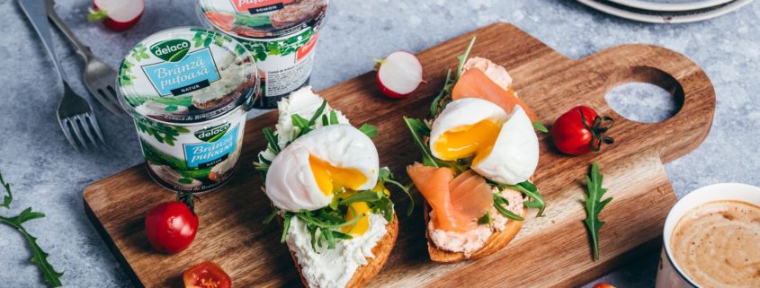 sandwich-uri cu ou posat si Branza Pufoasa Delaco pentru un mic dejun rapid, proteic și delicios