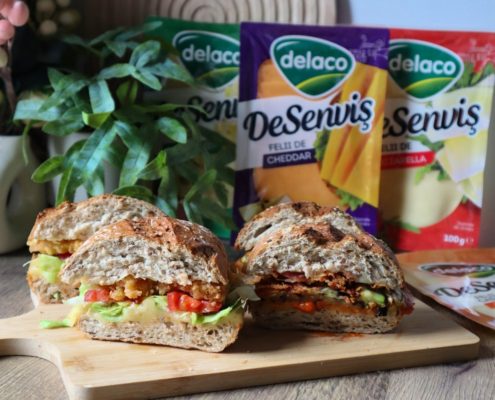 Sandwich cu șnițel crocant, cașcaval și cașcaval afumat DeSenvis topit în ciabatta