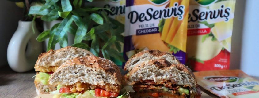 Sandwich cu șnițel crocant, cașcaval și cașcaval afumat DeSenvis topit în ciabatta