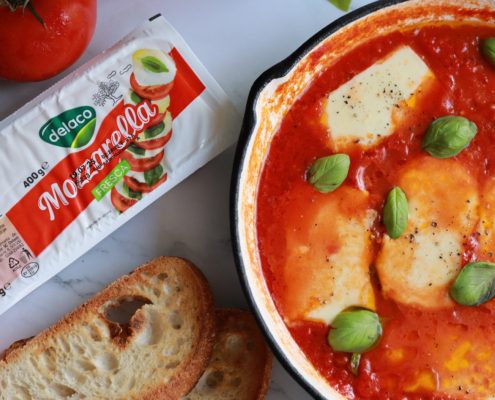 Mozzarella alla pizzaiola – rețetă italiană rapidă cu roșii și mozzarella Delaco gătită în tigaie