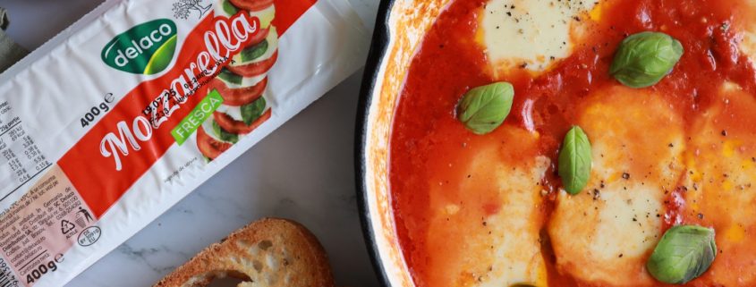 Mozzarella alla pizzaiola – rețetă italiană rapidă cu roșii și mozzarella Delaco gătită în tigaie
